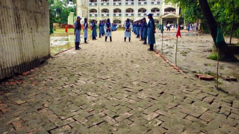 ডিসি আসছেন শুনে বৃষ্টির মধ্যেই রাতারাতি নির্মিত হলো সড়ক